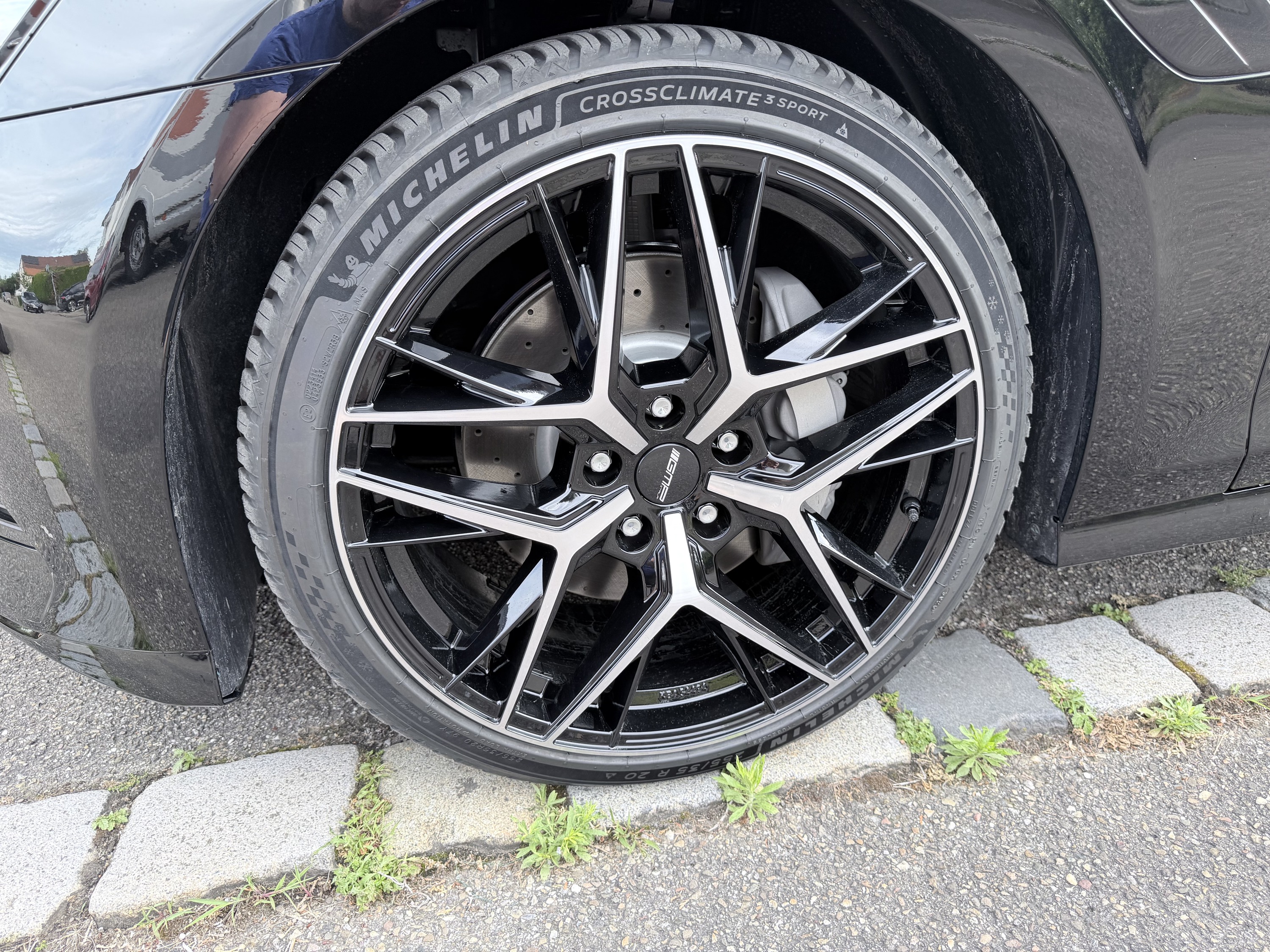 Frisch gewaschen mit neuen Felgen und Reifen