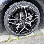 Frisch gewaschen mit neuen Felgen und Reifen